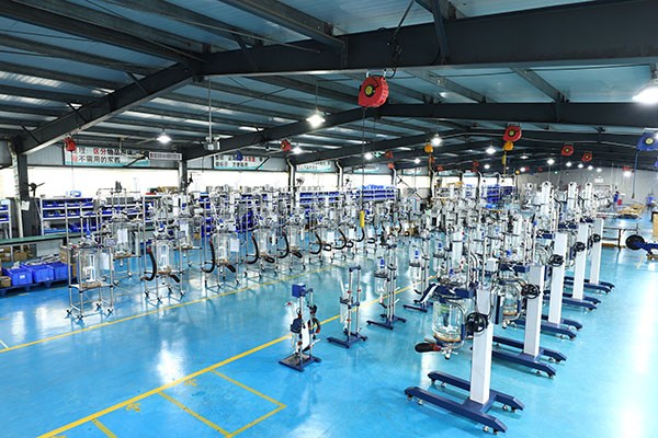 玻璃反應(yīng)釜高低溫冷熱一體控溫機(jī)生產(chǎn)車(chē)間